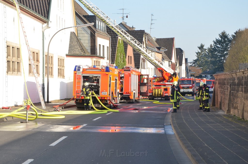 Feuer 3 Dachstuhlbrand Koeln Rath Heumar Gut Maarhausen Eilerstr P021.JPG